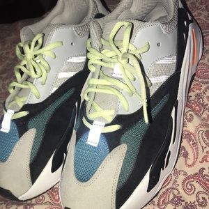 Yezzys wave runners 700